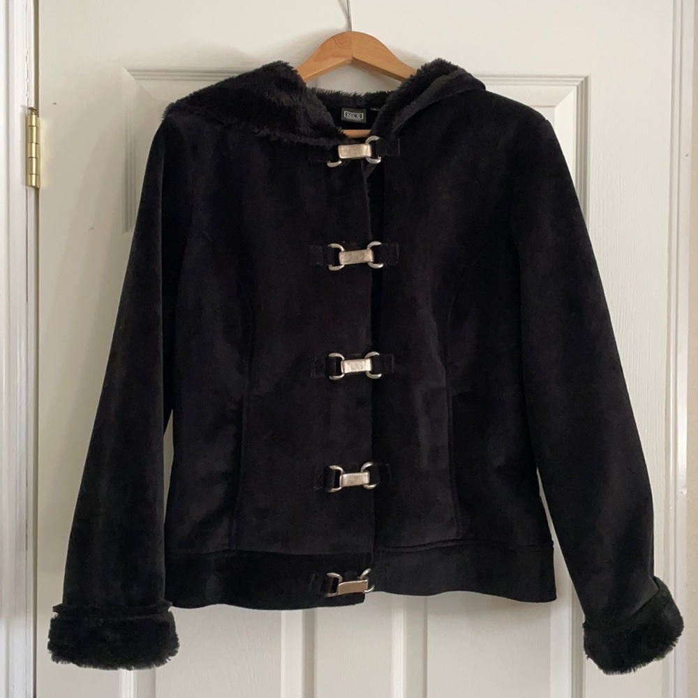Black velour front front buckle closures and hood